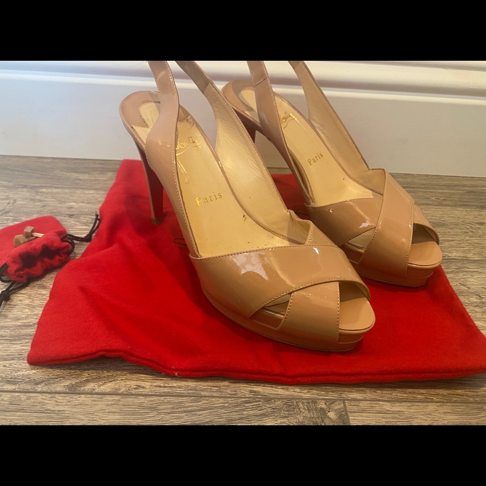 Christian Louboutins Nude Pumps Gem